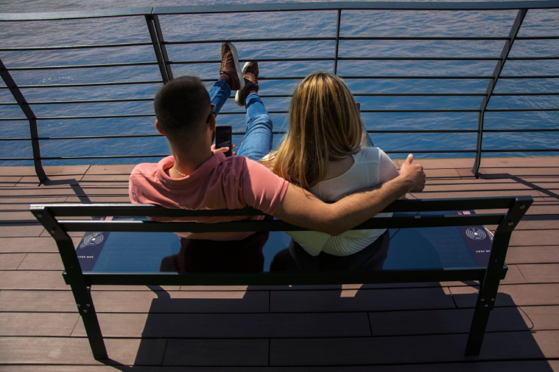 Asientos solares: instalaciones inteligentes y sostenibles que iluminan los rincones de las ciudades